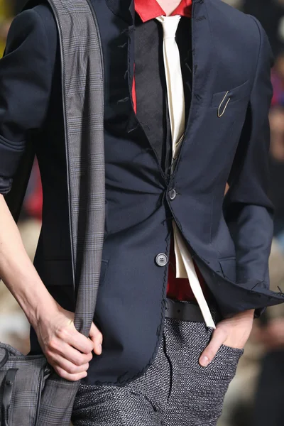 Look 16